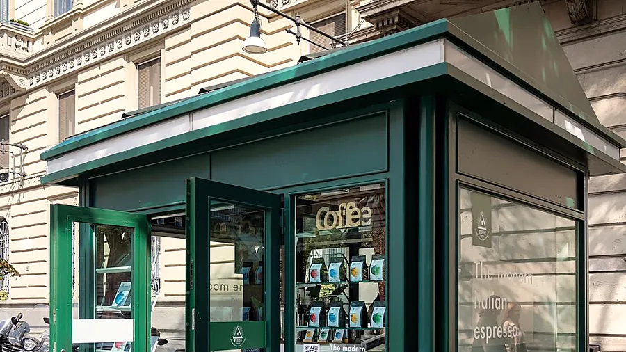 Il chiosco Rude Coffee di Edicola Castello a Milano